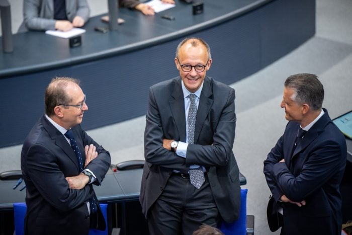 Unionsfraktionschef Merz pocht darauf, dass Kanzler Scholz die Vertrauensfrage schon am Mittwoch stellt. (Archivbild)