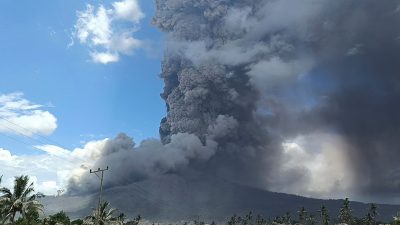 Vulkan Lewotobi Laki-Laki in Indonesien bricht erneut aus