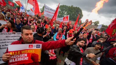 Bereits zur ersten Tarifrunde bei VW protestierten im September Tausende Metaller in Hannover vor dem Verhandlungssaal. (Archivbild)