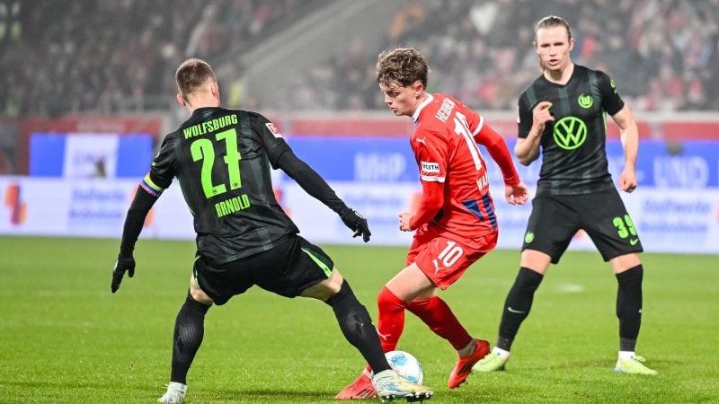 Paul Wanner (M.) und der 1. FC Heidenheim geraten in der Bundesliga allmählich in Bedrängnis.