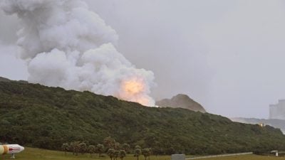 Riesiges Feuer auf Raketentest-Station in Japan