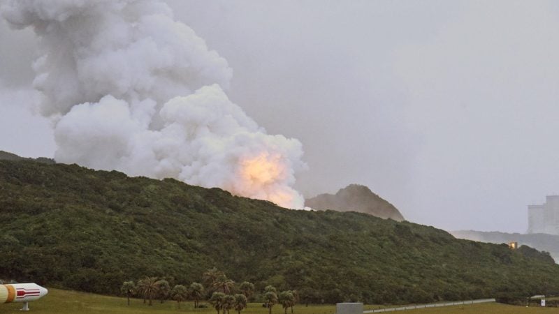 Erneut geht ein Triebwerk für die japanische Kleinrakete Epsilon S in Flammen auf.