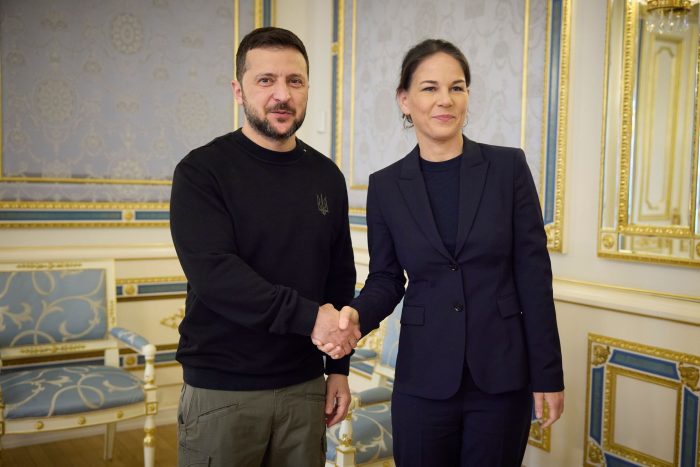 Der ukrainische Präsident Wolodymyr Selenskyj und Bundesaußenministerin Annalena Baerbock (Grüne) haben sich schon mehrfach getroffen in Kiew, um über deutsche Hilfen im Kampf gegen Russlands Angriffskrieg zu sprechen. (Archivbild)