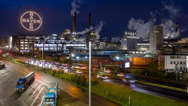 Das Bayer-Kreuz, das Logo des Unternehmens, leuchtet auf dem Werksgelände von Bayer in Leverkusen.