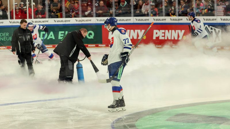 Ein Riss im Eis sorgte für eine lange Pause beim Deutschland Cup.