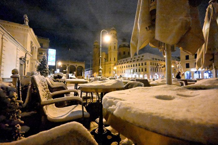 Schnee liegt auf einem Tisch des Restaurant Tambosi am Odeonsplatz in München.