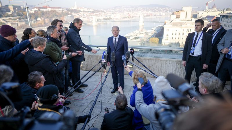 Viel Aufmerksamkeit für die Regierungskrise in Deutschland: Journalisten befragen zu Beginn eines Treffens des Europäischen Rates in der ungarischen Hauptstadt Budapest Bundeskanzler Scholz.