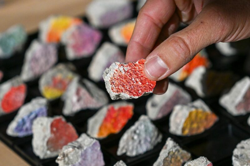 Die Farbe auf den Mauer-Steinen wird neu aufgetragen.