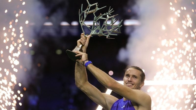 Alexander Zverev jubelt über den Turniersieg in Paris.