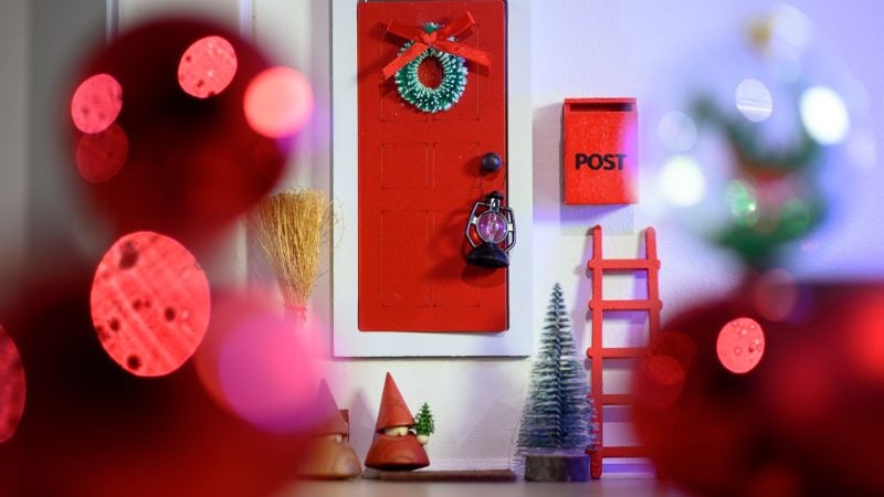 Eine Zaubertür für den Wichtel: Anfang Dezember ziehen in Häuser mit Kindern die Helfer vom Weihnachtsmann ein.