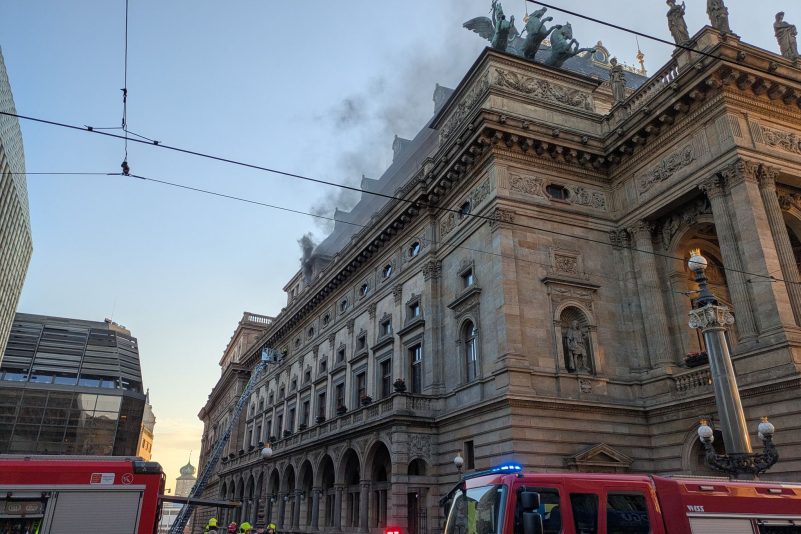 Rauch steigt während eines Brands im Gebäude des Nationaltheaters in Prag auf.