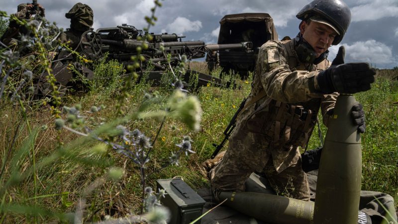 Eine von den USA gelieferte Haubitze im Einsatz in der Ukraine. Die USA sind der wichtigste Waffenlieferant des von Russland angegriffenen Landes. (Archivbild)