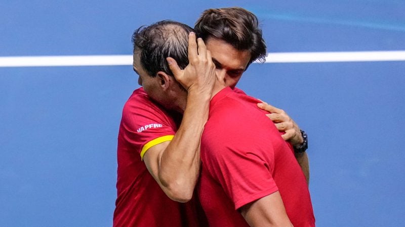 Teamchef David Ferrer tröstet Superstar Rafael Nadal nach der Niederlage in dessen letztem Spiel.