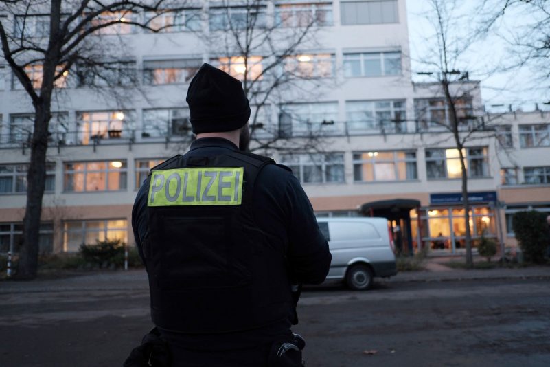 In einem Berliner Seniorenheim soll ein Mann seine Tochter mit einer Machete schwer verletzt haben.