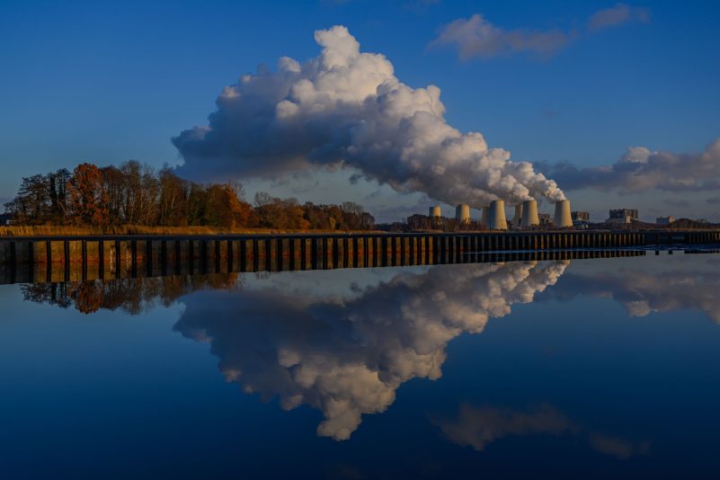 Wasserdampf steigt aus den Kühltürmen des Braunkohlekraftwerks Jänschwalde der Lausitz Energie Bergbau AG (LEAG). Das Braunkohlekraftwerk soll bis Ende 2028 vom Netz gehen. Deutsche Kernkraftwerke liefern schon jetzt keinen Strom mehr.