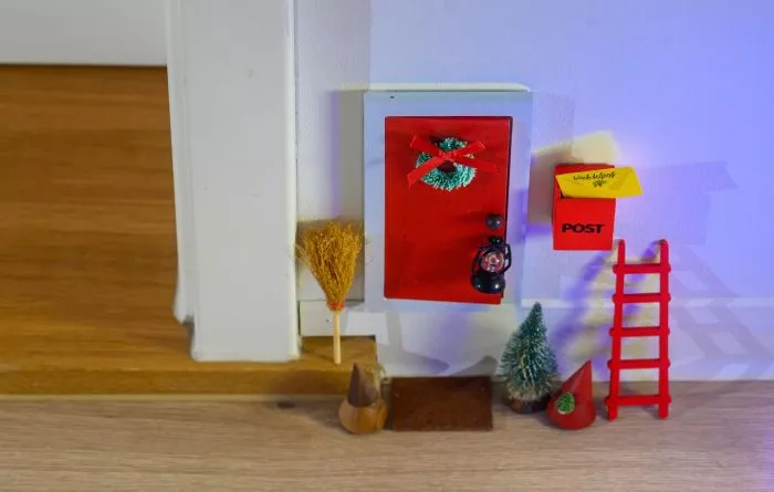 Eine kleine Tür, ein Briefkasten, Besen, Laterne, Türmatte und eine kleine Leiter - im Handel gibt es inzwischen für Wichtelbeginner kleine Basic-Sets.