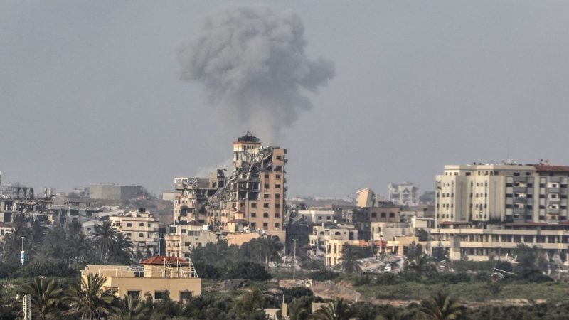 Nach einem israelischen Luftangriff steigt Rauch in der Stadt Gaza auf. (Archivbild)