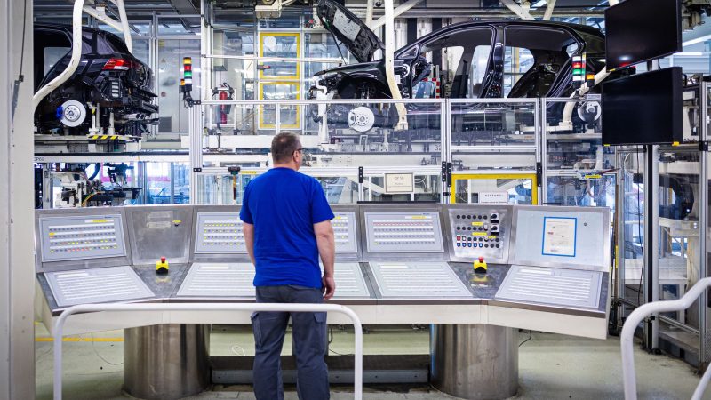 In der Autoindustrie fehlen laut Studie Tausende Fachkräfte. (Archivbild)