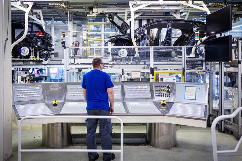 In der Autoindustrie fehlen laut Studie Tausende Fachkräfte. (Archivbild)