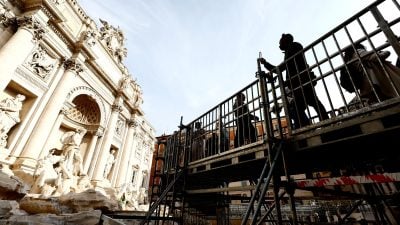 Ungewöhnliche Aussicht: Trevi-Brunnen in Rom über Steg begehbar