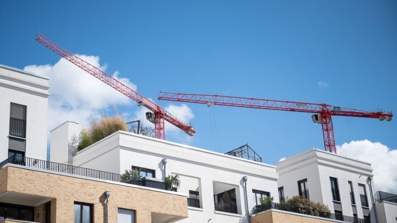 Banken vergeben wieder mehr Immobilienkredite an Verbraucher (Archivbild).