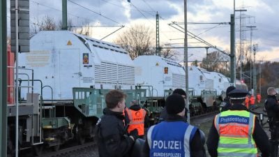 Nach vier Jahren: Ein Castor-Zug kommt in Deutschland an