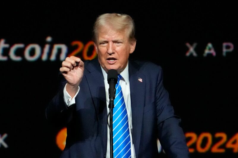 Der Kurs des Bitcoins hat erstmals die Schwelle von 80.000 US-Dollar überschritten - auch weil von Donald Trump krypto-freundliche Politik erwartet wird. (Archivbild)
