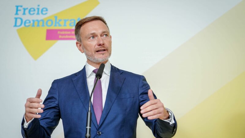 Finanzminister und FDP-Chef Lindner legt ein neues Grundsatzpapier zur Wirtschaftspolitik vor und heizt die Koalitionsdiskussion weiter an. (Archivfoto)