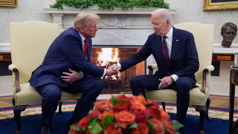 US-Präsident Joe Biden (r) trifft sich mit dem designierten US-Präsidenten Donald Trump im Oval Office im Weißen Haus.