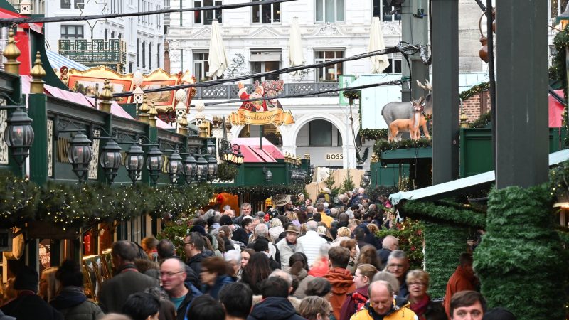 Viele Besucherinnen und Besucher erkundeten am Tag der Eröffnung die Buden in Hamburg.