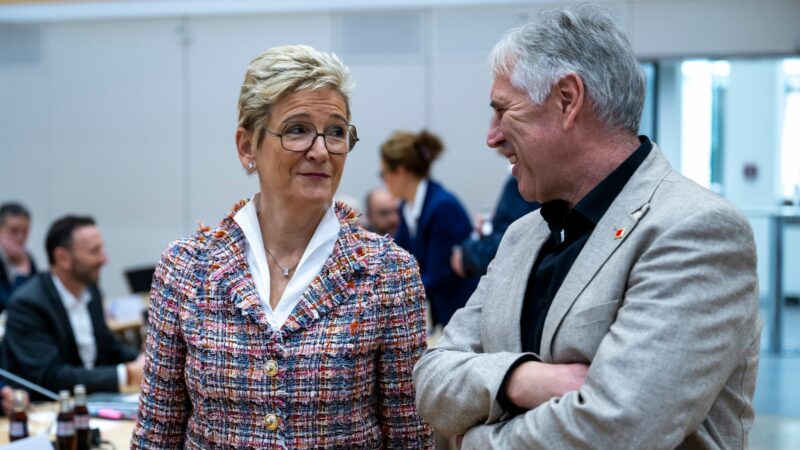 Peilen einen Pilotabschluss an: Horst Ott, Verhandlungsführer der IG Metall Bayern, und Angelique Renkhoff-Mücke, Verhandlungsführerin des Arbeitgeberverbands vbm. (Archivbild)