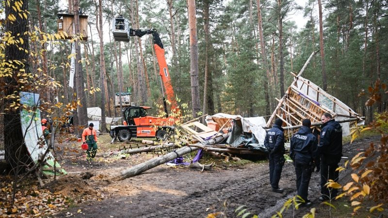 Tesla-Protestcamp: Polizei lässt Reste entsorgen – 31 Straftaten registriert