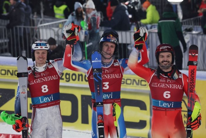 Sieger Clement Noel (Mitte) jubelt mit dem zweitplatzierten Henrik Kristoffersen (links) und Loic Meillard.