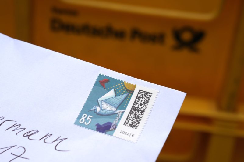 Nach Darstellung der Post fiel die vergangene Portoerhöhung um 4,6 Prozent von Anfang 2022 angesichts der hohen Inflation in diesem Zeitraum viel zu gering aus. (Symbolbild)