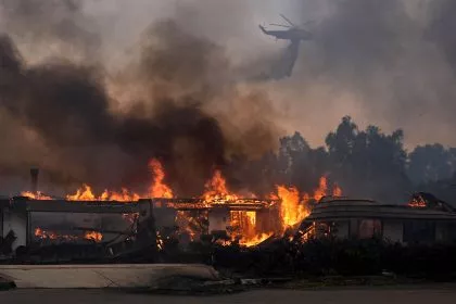 Waldbrand in Südkalifornien treibt Tausende aus den Häusern