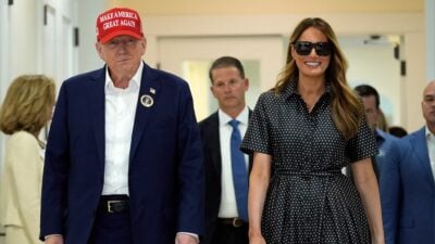 Trump kam mit seiner Frau Melania ins Wahllokal in Florida.