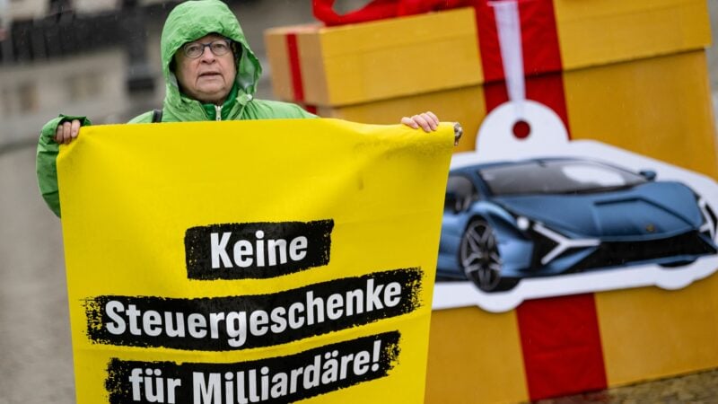 Eine Greenpeace-Aktivistin auf einem Protest für eine Milliardärssteuer am Brandenburger Tor.