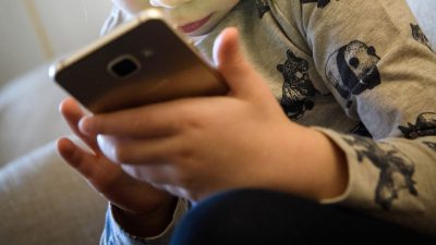 Pädagogen warnen: Kinder bekommen Smartphones oft zu früh