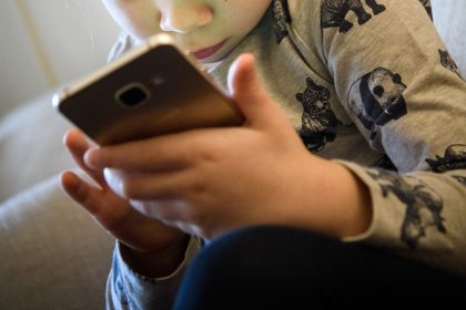 Ab zehn Jahren haben die meisten Kinder in Deutschland ein eigenes Smartphone. (Symbolbild)