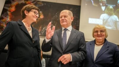 Scholz lässt SPD-Chefin stehen – und findet das „peinlich“