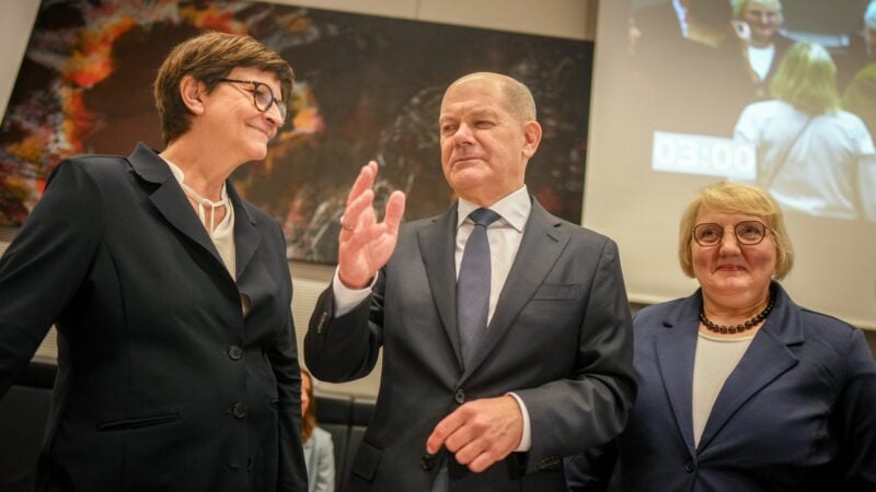 Nach der Abstimmung redeten SPD-Chefin Esken (links) und Kanzler Scholz dann doch noch miteinander.