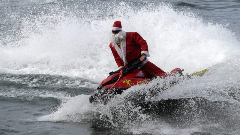 Ein konventioneller Schlitten wäre für den Weihnachtsmann in Brasilien mangels Schnee wohl nutzlos. Da fährt er lieber Jetski.