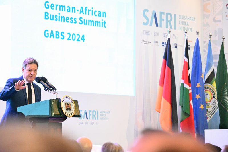 Bundeswirtschaftsminister Habeck wirbt für sichere Investitionsbedingungen in Afrika.