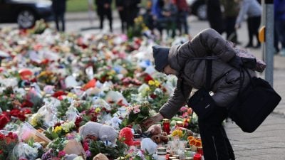 Trauernde legen Blumen vor der Magdeburger Johanniskirche ab. (Archivbild)