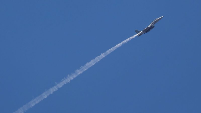 Ein israelischer Kampfjet ist von einem Luftwaffenstützpunkt aus zu sehen. (Archivbild)