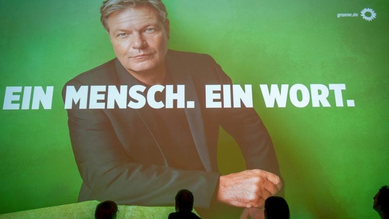 Die Grünen stellen ihren Kanzlerkandidaten Robert Habeck ganz groß raus - neben dem Wahlprogramm.