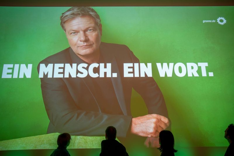 Die Grünen stellen ihren Kanzlerkandidaten Robert Habeck ganz groß raus - neben dem Wahlprogramm.