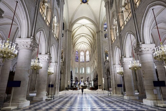 Das Wetter spielt bei der Eröffnung der Kathedrale Notre-Dame nicht mit.