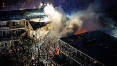 Nach einer Explosion und einem Brand in einem Wohngebäude in Den Haag wurden zunächst vier Verletzte geborgen.