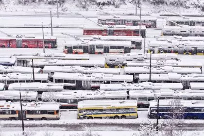 Hoher Schnee und Sturm legen Teile des Balkans lahm